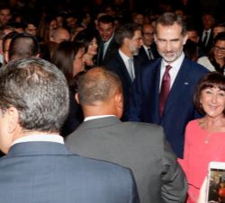 Don Felipe durante la recepción en la Residencia del Embajador de España