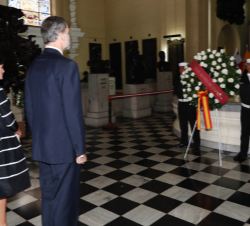 Sus Majestades los Reyes ante la ofrenda floral en el Panteón Nacional de Próceres