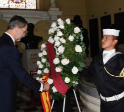 Su Majestad el Rey durante la ofrenda floral