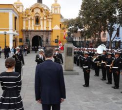 Sus Majestades los Reyes durante la ceremonia de bienvenida