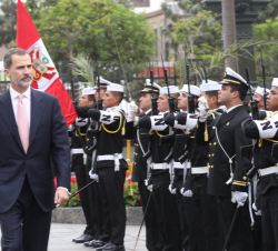 Su Majestad el Rey pasa revista a las tropas en el Panteón Nacional de Próceres
