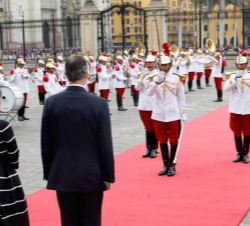 Sus Majestades los Reyes durante la ceremonia oficial de bienvenida en el Palacio de Gobierno