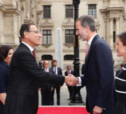 Sus Majestades los Reyes reciben el saludo de Sus Excelencias el Presidente de la República del Perú, Martín Alberto Vizcarra, y la Primera Dama de la
