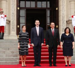 Sus Majestades los Reyes junto a Sus Excelencias el Presidente de la República del Perú, Martín Alberto Vizcarra, y la Primera Dama de la República de