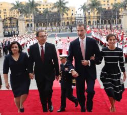Sus Majestades los Reyes y Sus Excelencias el Presidente de la República del Perú, Martín Alberto Vizcarra, y la Primera Dama de la República del Perú