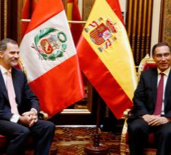 Su Majestad el Rey y Su Excelencia el Presidente de la República del Perú, momentos antes del comienzo del encuentro
