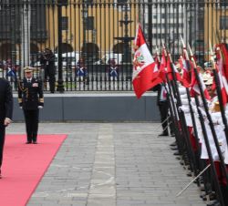 Su Majestad el Rey pasa revista a las tropas durante la ceremonia de bienvenida en el Palacio de Gobierno