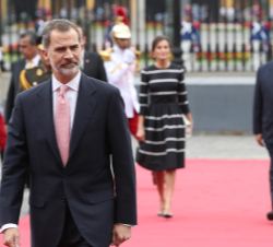 Su Majestad el Rey durante la revista a las tropas