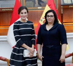 Su Majestad la Reina junto a la Primera Dama de la República del Perú, Maribel Carmen Díaz