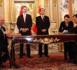 Don Felipe y el presidente Vizcarra durante la firma de acuerdos bilaterales entre España y la República del Perú