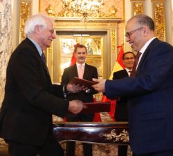 Entrega de acuerdos tras la firma