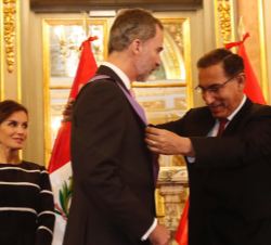 Imposición a Su Majestad el Rey de la Gran Cruz de la Orden al Mérito por Servicios Distinguidos