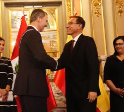 Don Felipe y el presidente Vizcarra tras la imposición de la condecoración