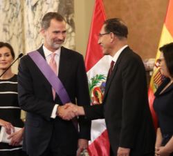 Don Felipe y el presidente Vizcarra se saludan tras la intervención del Rey