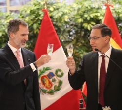 Don Felipe y el presidente Vizcarra durante el brindis en el almuerzo