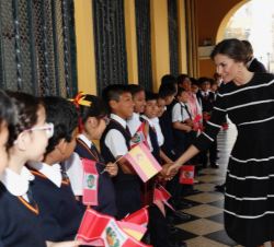 Doña Letizia saluda a un grupo de niños durante su traslado, a pie, hacia la Municipalidad Metropolitana de Lima