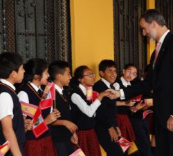 Su Majestad el Rey recibe el saludo de un grupo de niños durante su traslado, a pie, hacia la Municipalidad Metropolitana de Lima