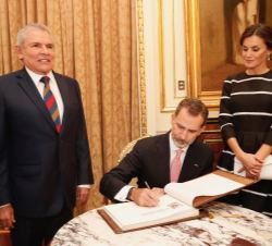 Don Felipe firma en el libro de honor 