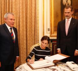 Doña Letizia firma en el libro de honor 