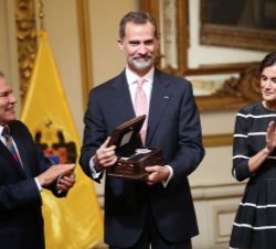 El alcalde metropolitano de Lima, Luis Castañeda, entrega a Sus Majestades los Reyes la Llave de la Ciudad