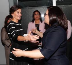 Doña Letizia recibe el saludo de la Primera Dama de la República del Perú, Maribel Carmen Díaz