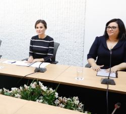 Su Majestad la Reina, Doña Letizia, la Primera Dama de la República del Perú, Maribel Carmen Díaz, y la Viceministra de la Mujer, Silvia Loli, durante