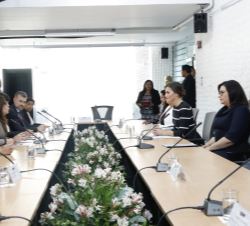 Vista de la mesa de la reunión mantenida en el Centro Emergencia Mujer