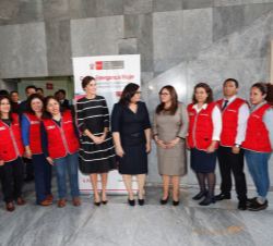 Fotografía de grupo con los trabajadores del Centro