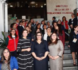 Doña Letizia, acompañada por la Primera Dama de la República del Perú, Maribel Carmen Díaz; la Ministra de la Mujer y Poblaciones Vulnerables de la Re