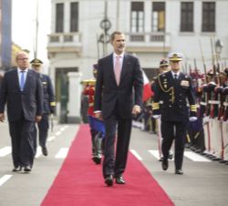 Su Majestad el Rey pasa revistas a la tropas a su llegada al Congreso de la República del Perú