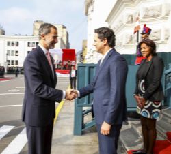 Don Felipe es recibido por el presidente del Congreso de la República del Perú