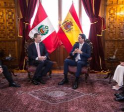 Su Majestad el Rey y el presidente de Congreso de la República del Perú, Daniel Salaverry, durante el encuentro en el Congreso