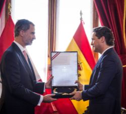 Don Felipe recibe de manos del presidente del Congreso de la República de Perú, Daniel Salaverry, la Gran Cruz del Congreso de la República del Perú