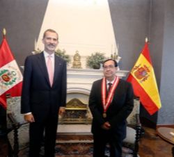 Su Majestad el Rey y el presidente del Poder Judicial de la República del Perú, durante el encuentro que mantuvieron en el Palacio de Justicia