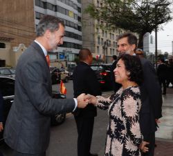 Su Majestad el Rey recibe el saludo de la ministra de Cultura de la República del Perú, Patricia Balbuena, a su llegada a la OTC