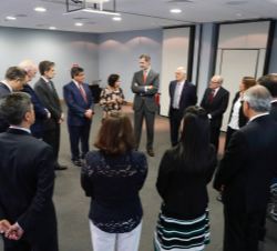 Don Felipe conversa con los asistentes a la mesa de la reunión del bicentenario de la independencia