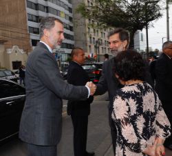 Su Majestad el Rey recibe el saludo del embajador de España en la República del Perú, Ernesto de Zulueta Habsburgo-Lorena​