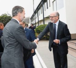 Su Majestad el Rey recibe el saludo del presidente de Repsol, Antoni Brufau, a su llegada a la refinería de Repsol "La Pampilla"