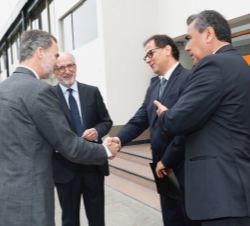 Su Majestad el Rey recibe el saludo del ministro de de Energía y Minas de la República del Perú, Sr. Francisco Ismodes, a su llegada a la refinería de