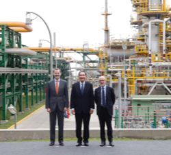 Su Majestad el Rey, S.E. el Presidente de la República del Perý y el presidente de Repsol, frente al Módulo de Gasolina baja en Azufre