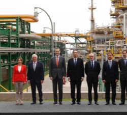 Don Felipe, acompañado del Presidente de la República del Perú, el Presidente de Repsol, embajadores de España y Perú y otras autoridades, al fondo, e