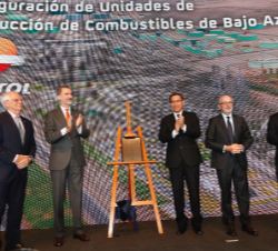 Su Majestad el Rey y S.E. el Presidente de la República del Perú, Sr. Martín Vizcarra, tras el descubrimiento de una placa conmemorativa del paso de D