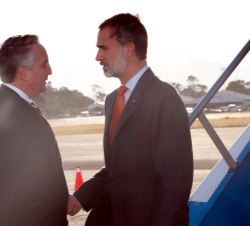 Su Majestad el Rey es recibido a su llegada al Aeropuerto Internacional de La Aurora en Ciudad de Guatemala por el ministro de Gobernación de la Repúb