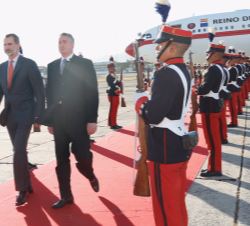 Su Majestad el Rey es recibido a su llegada al Aeropuerto Internacional de La Aurora en Ciudad de Guatemala con un Cordón de Honor 