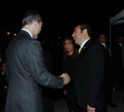 Su Majestad el Rey recibe el saludo del Presidente de la República de Guatemala, Jimmy Morales, a su llegada al Centro de Formación de la Cooperación 