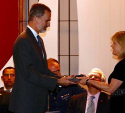 Su Majestad el Rey recibe las llaves de Antigua de manos de la alcaldesa de Antigua Guatemala, Susana Asensio 