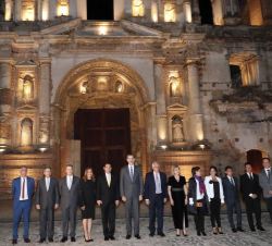 Fotografía de grupo ante la iglesia Compañía de Jesús tras la nueva iluminación