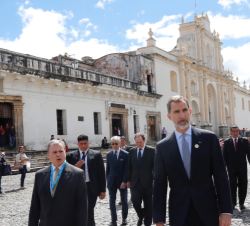 Su Majestad el Rey tras la visita de la Catedral de La Antigua Guatemala
