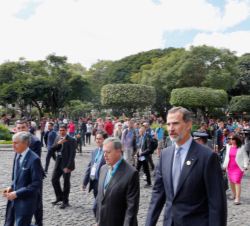 Su Majestad el Rey caminando por el centro de La Antigua Guatemala