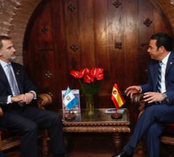 Su Majestad el Rey durante el encuentro bilateral con el presidente de la República de Guatemala, Jimmy Morales